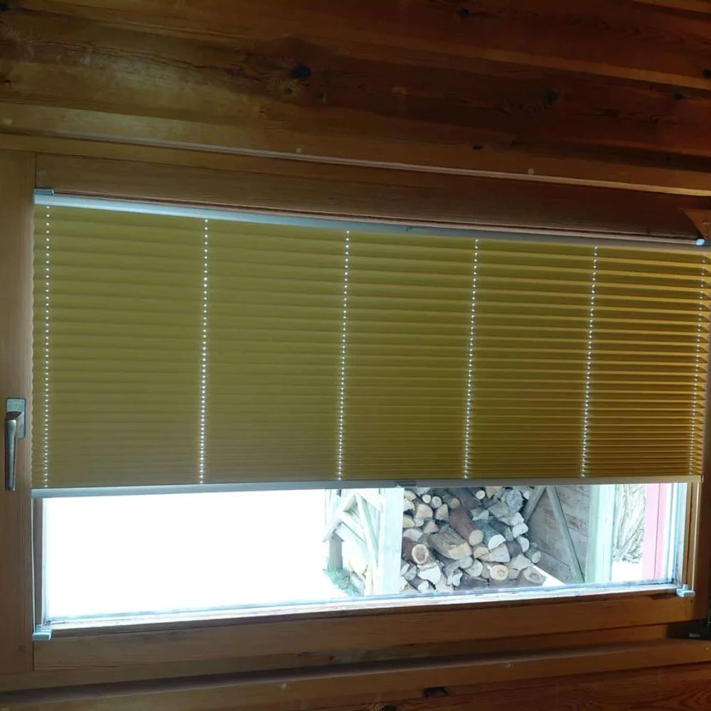 Maßgefertigtes Plissee in einem Holzfenster